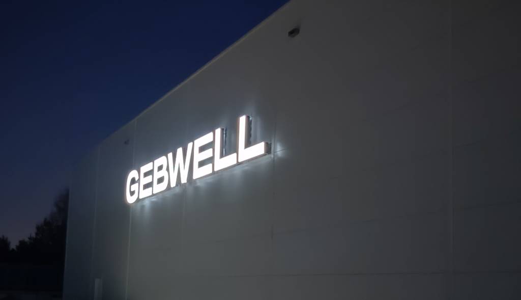 Oznakowanie nowej hali firmy GEBWELL. Litery przestrzenne black&white.